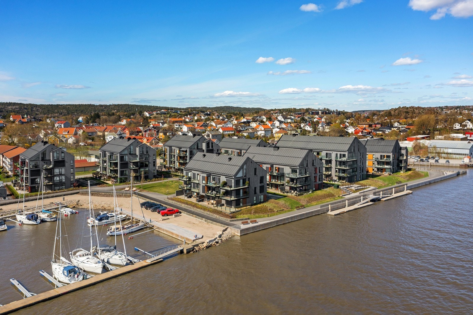Sameiet har egen brygge for kajakk og nærhet til båtliv. Galleribilde