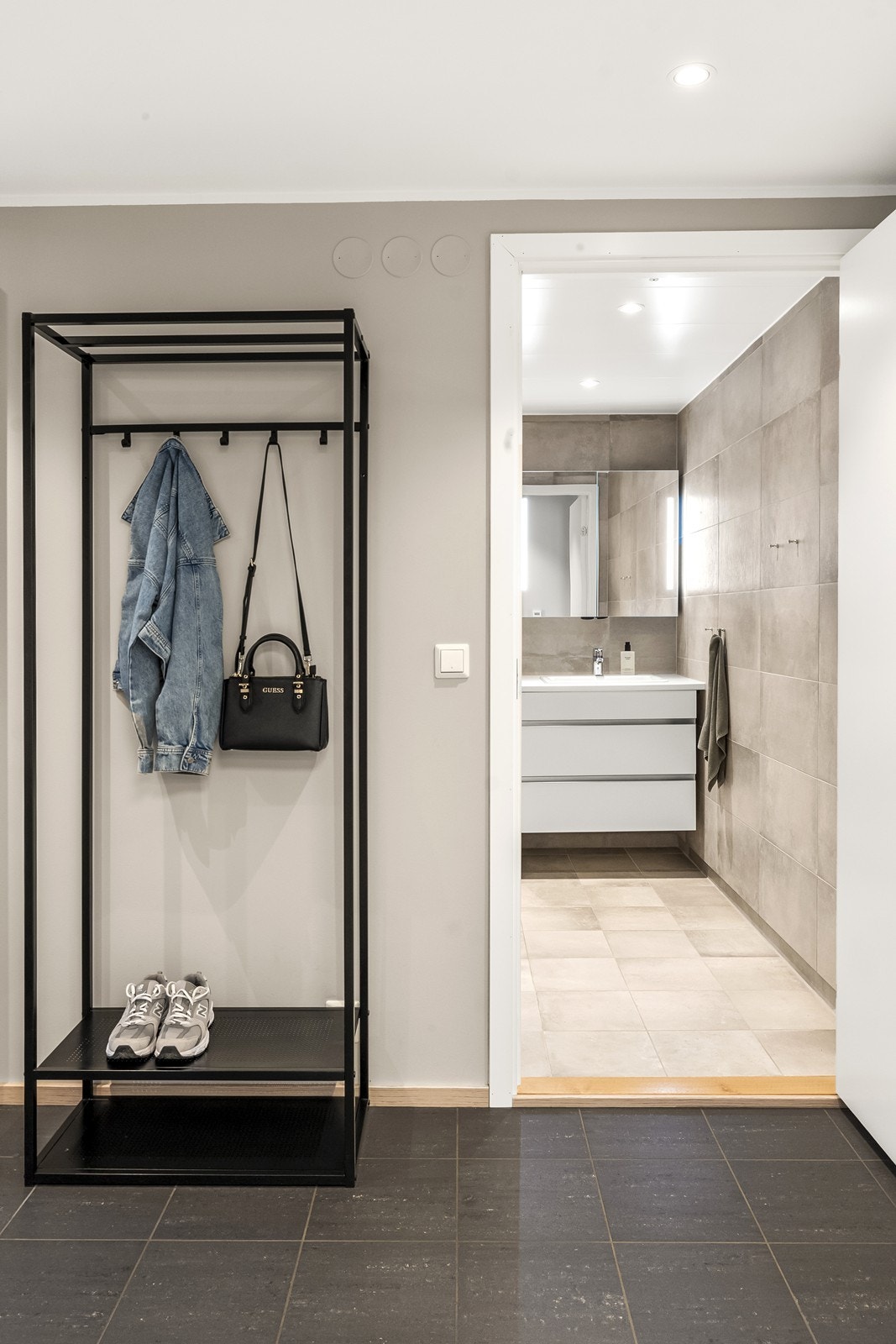Badet ligger praktisk til i tilknytning til entréen. Galleribilde