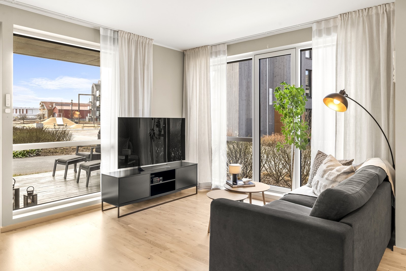 Store vindusflater og dør til terrassen slipper inn rikelig med dagslys. Galleribilde