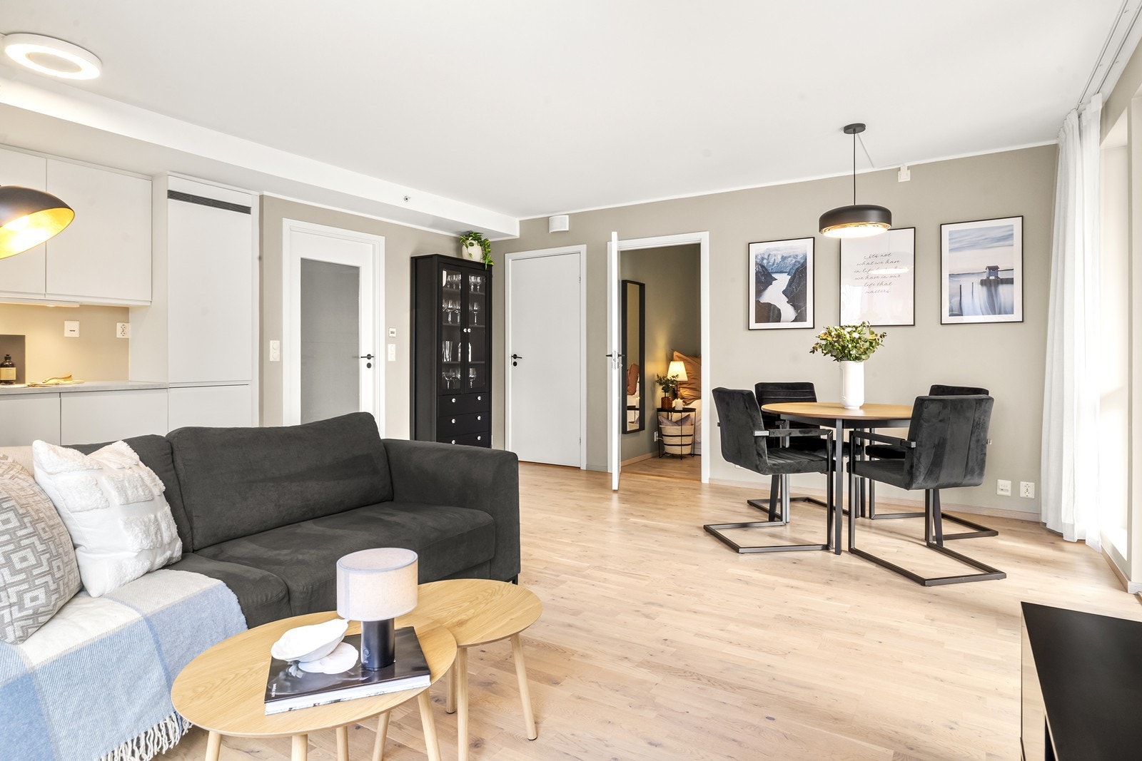 Leiligheten er lys og tiltalende med glatte malte veggflater som er malt i moderne, dempede farger. Galleribilde