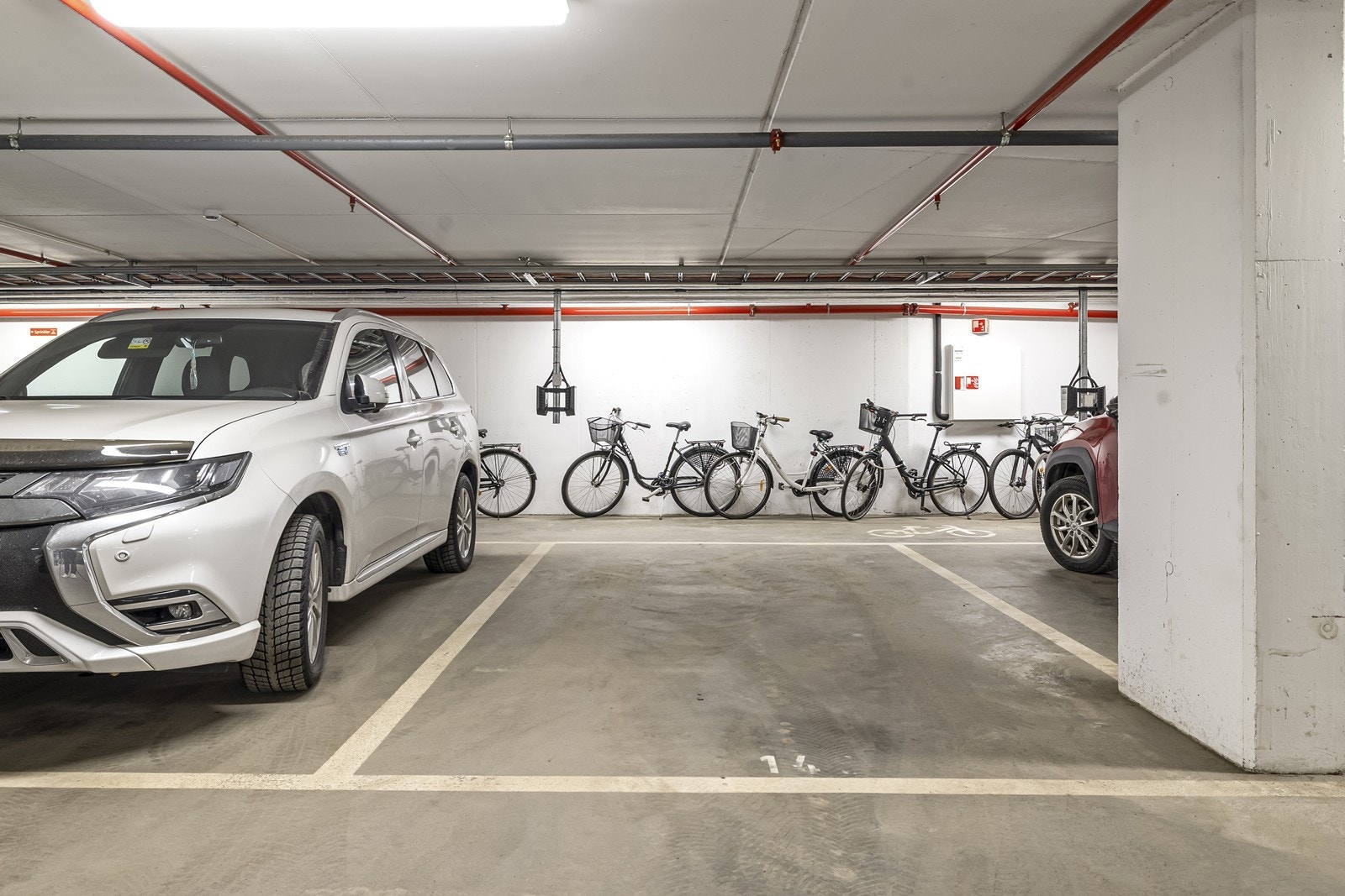 Det medfølger egen parkeringsplass i felles garasjekjeller, klargjort for elbillader. Galleribilde