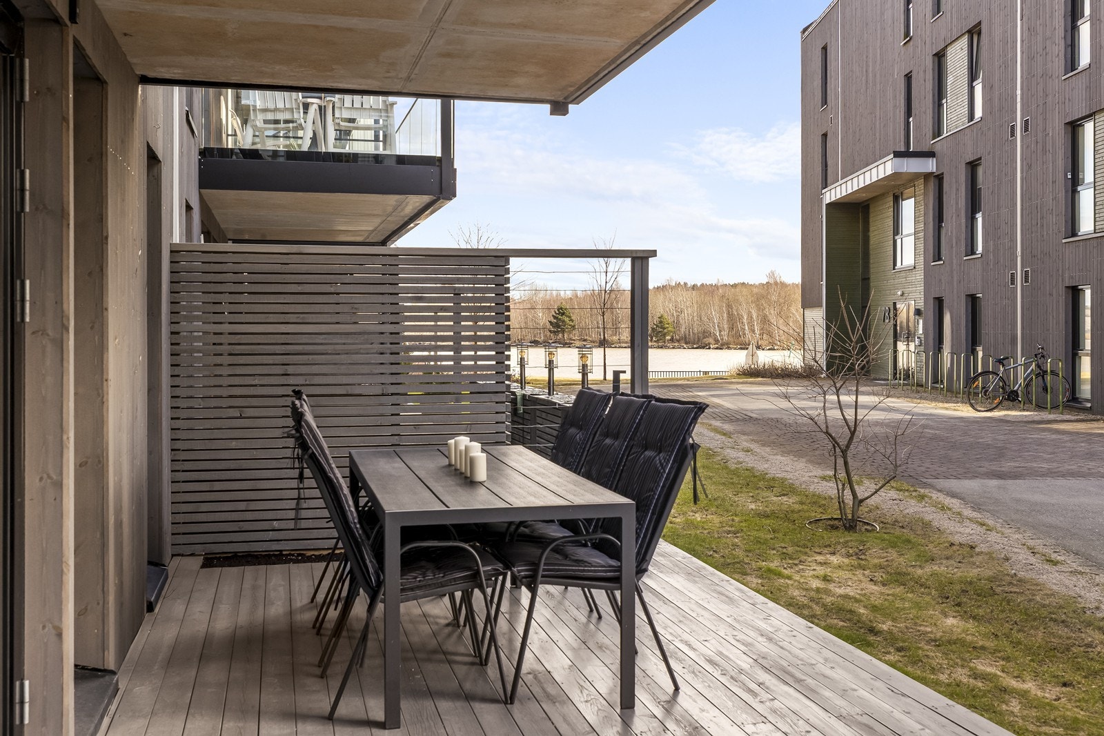Terrassen er oppført i trekonstruksjoner og har god plass til utemøbler. Galleribilde