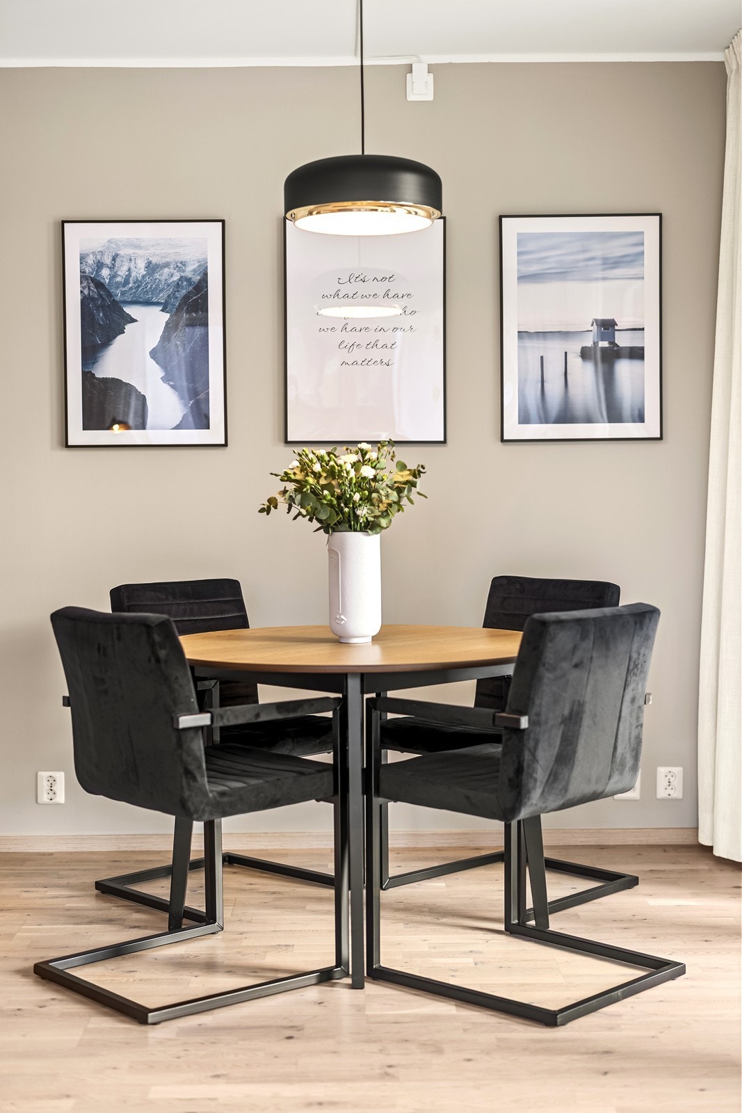 Spiseplassen er en naturlig del av rommet, med god plass til gjester. Galleribilde