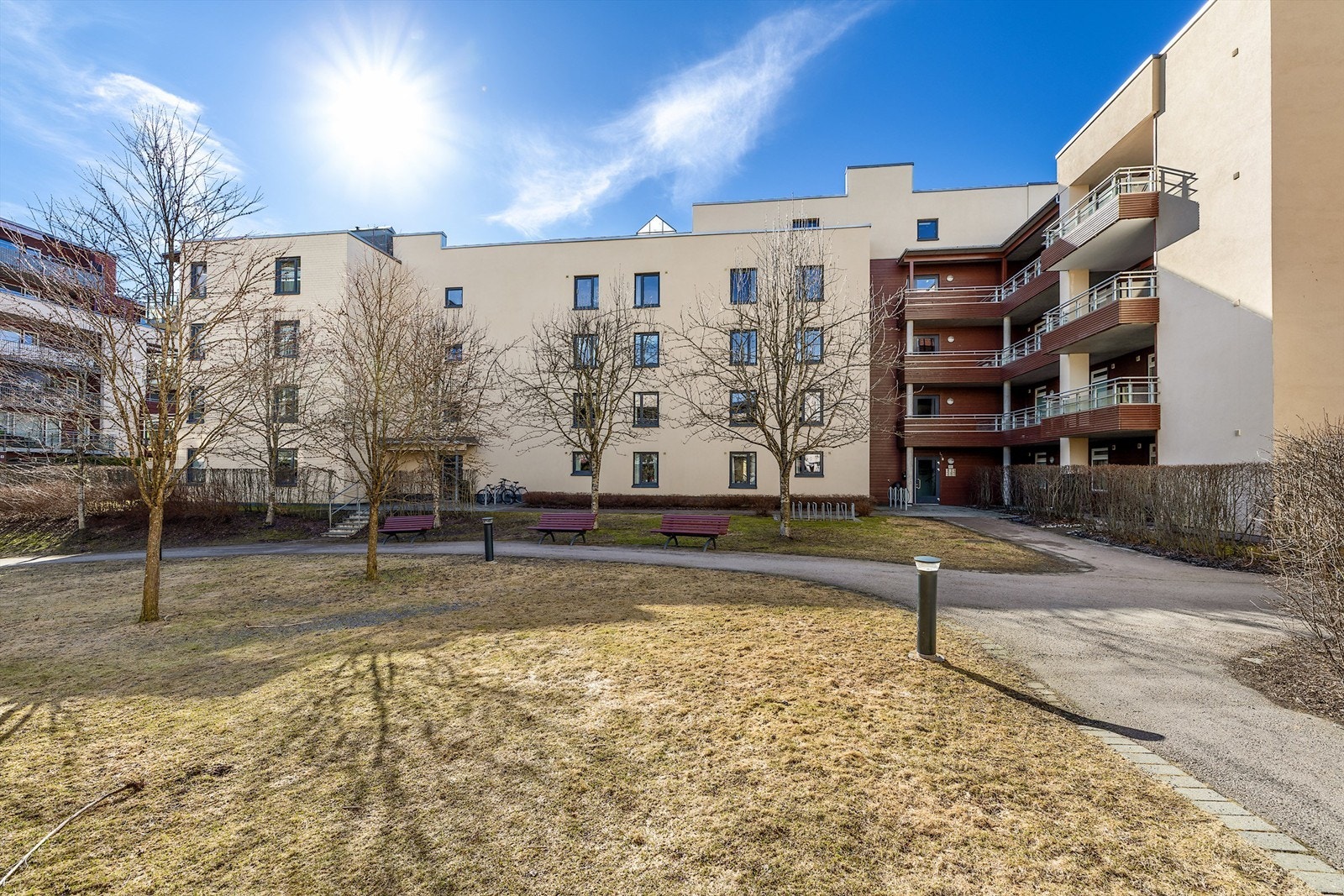 Fellesområdene er pent opparbeidet og vedlikeholdes av borettslaget. Galleribilde
