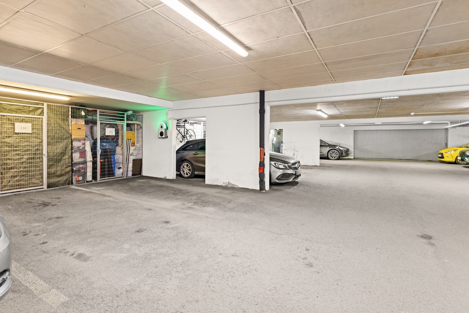 Garasjeplass nr. 115 medfølger inkludert boden i bakkant. Galleribilde