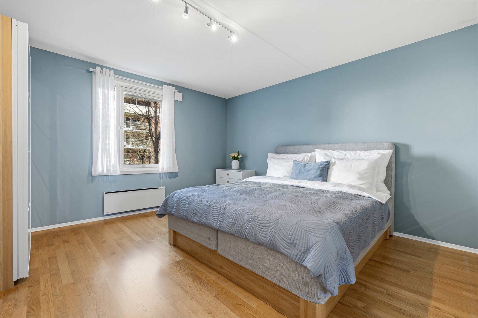 Hovedsoverommet er stort, med god plass til garderobe. Galleribilde