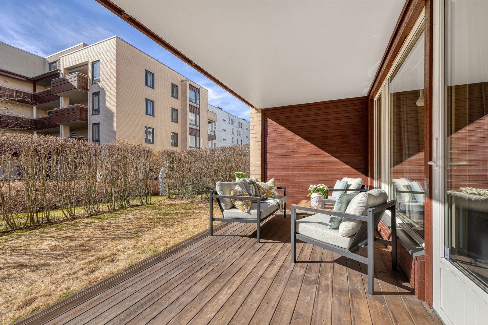 En praktisk utebod på 3 m² er tilknyttet terrassen, med gode oppbevaringsmuligheter. Galleribilde