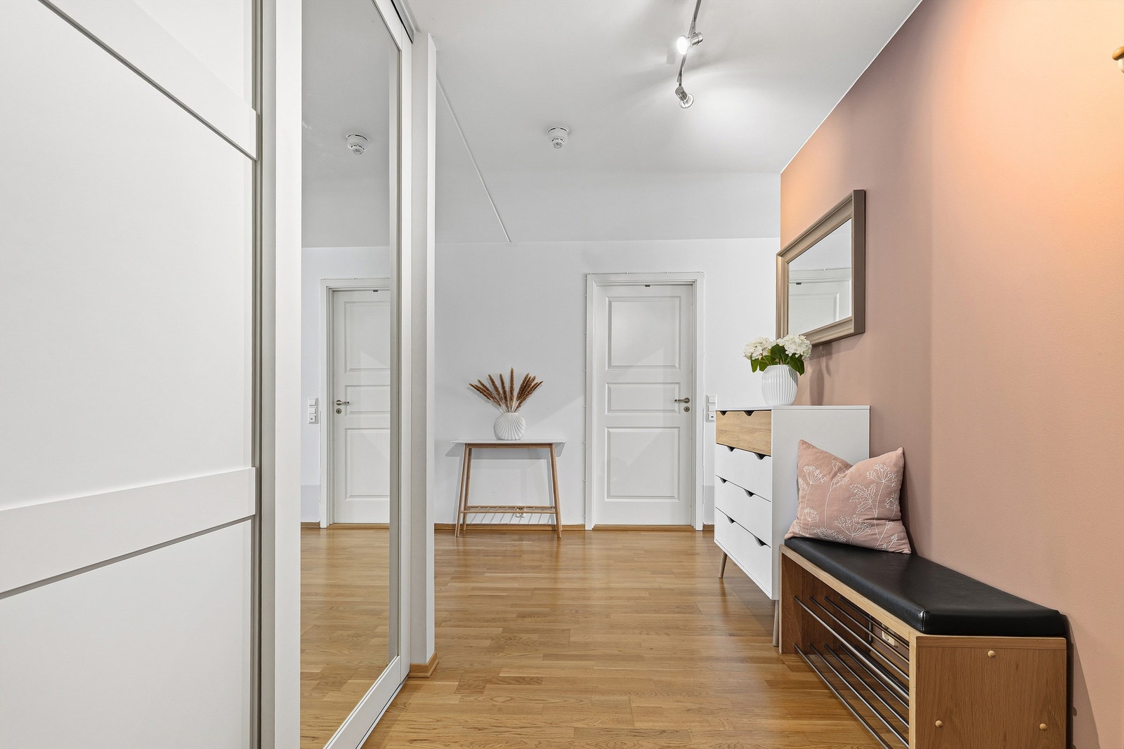 Entrèen har god plass til å ta imot flere gjester samtidig. Galleribilde