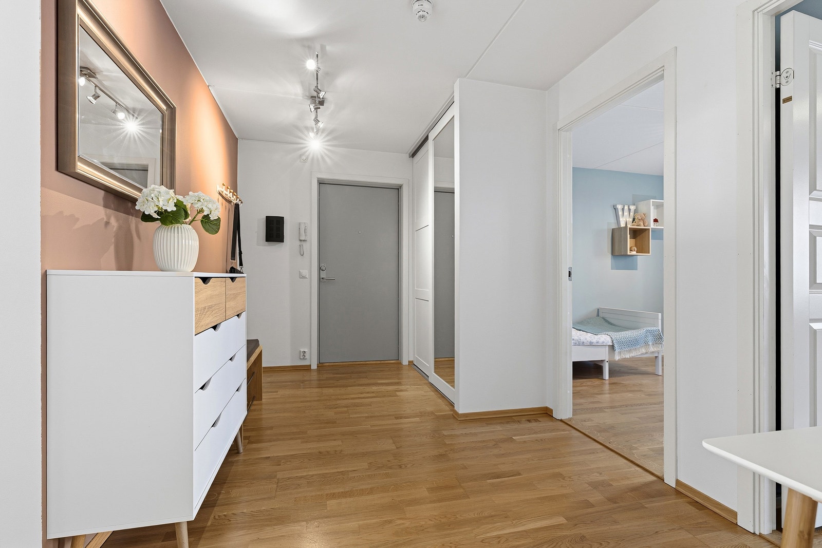 Praktisk skyvedørsgarderobe med speilfronter gir rikelig med oppbevaringsplass for yttertøy. Galleribilde