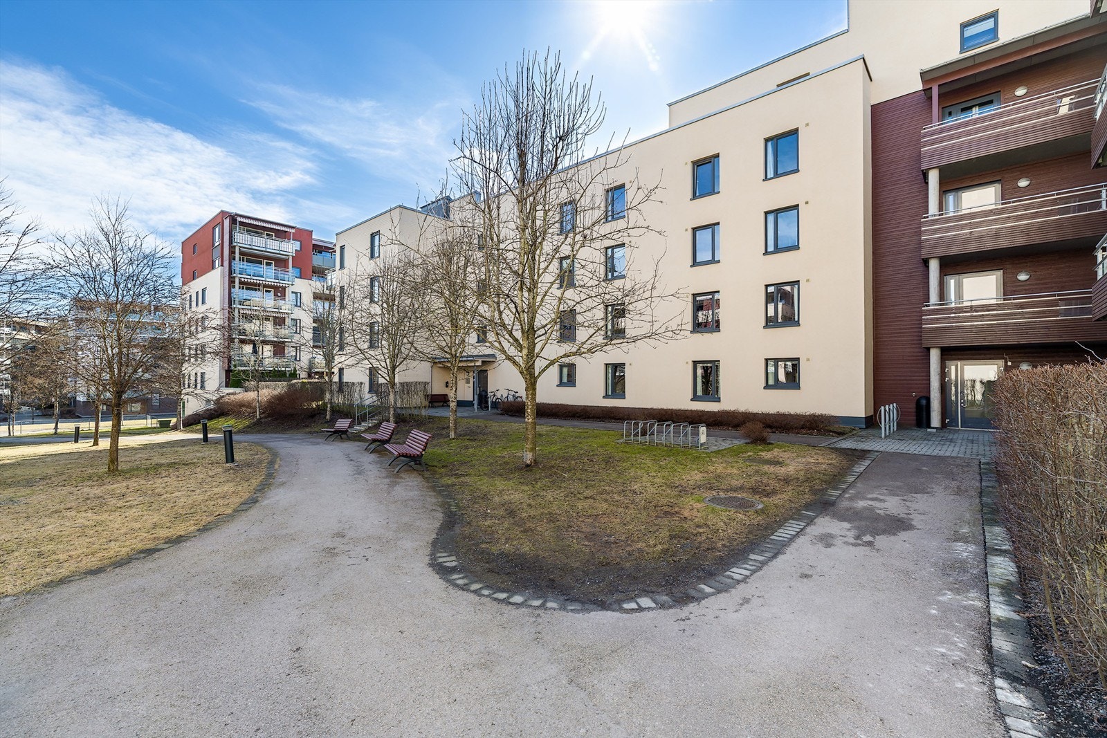 Velholdte fellesarealer med internstier og benker. Bussholdeplassen Vallerudveien er kun en kort spasertur unna. Galleribilde