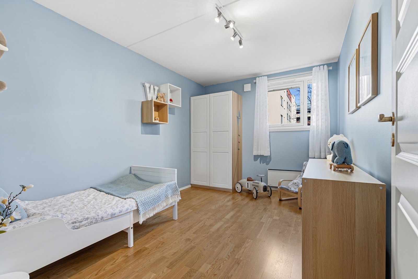 Det andre soverommet er også av god tørrelse, med plass til seng og annet møblement. Galleribilde