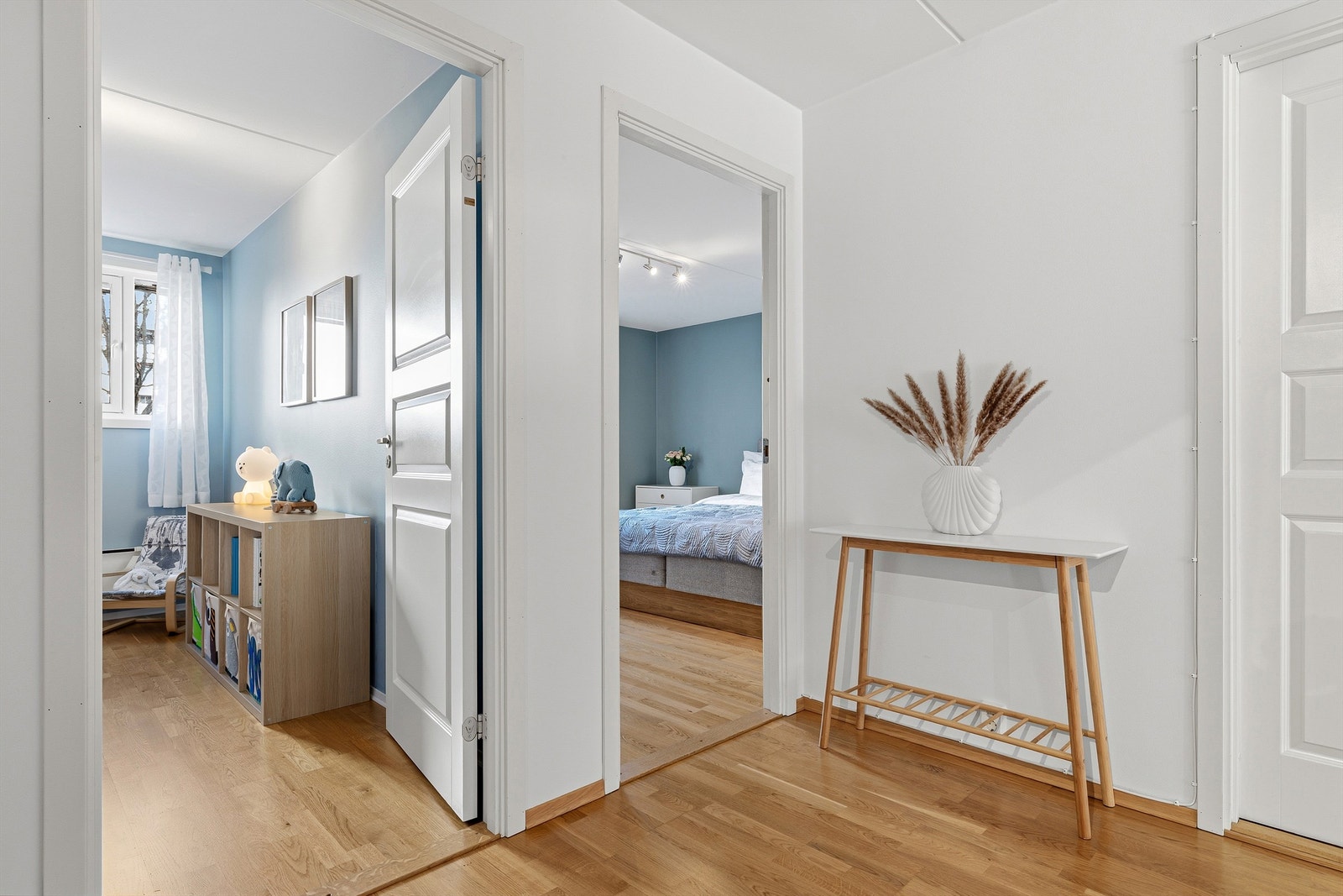 Soverommene ligger samlet, men adskilt fra stuen, noe som gir en rolig og privat atmosfære. Galleribilde