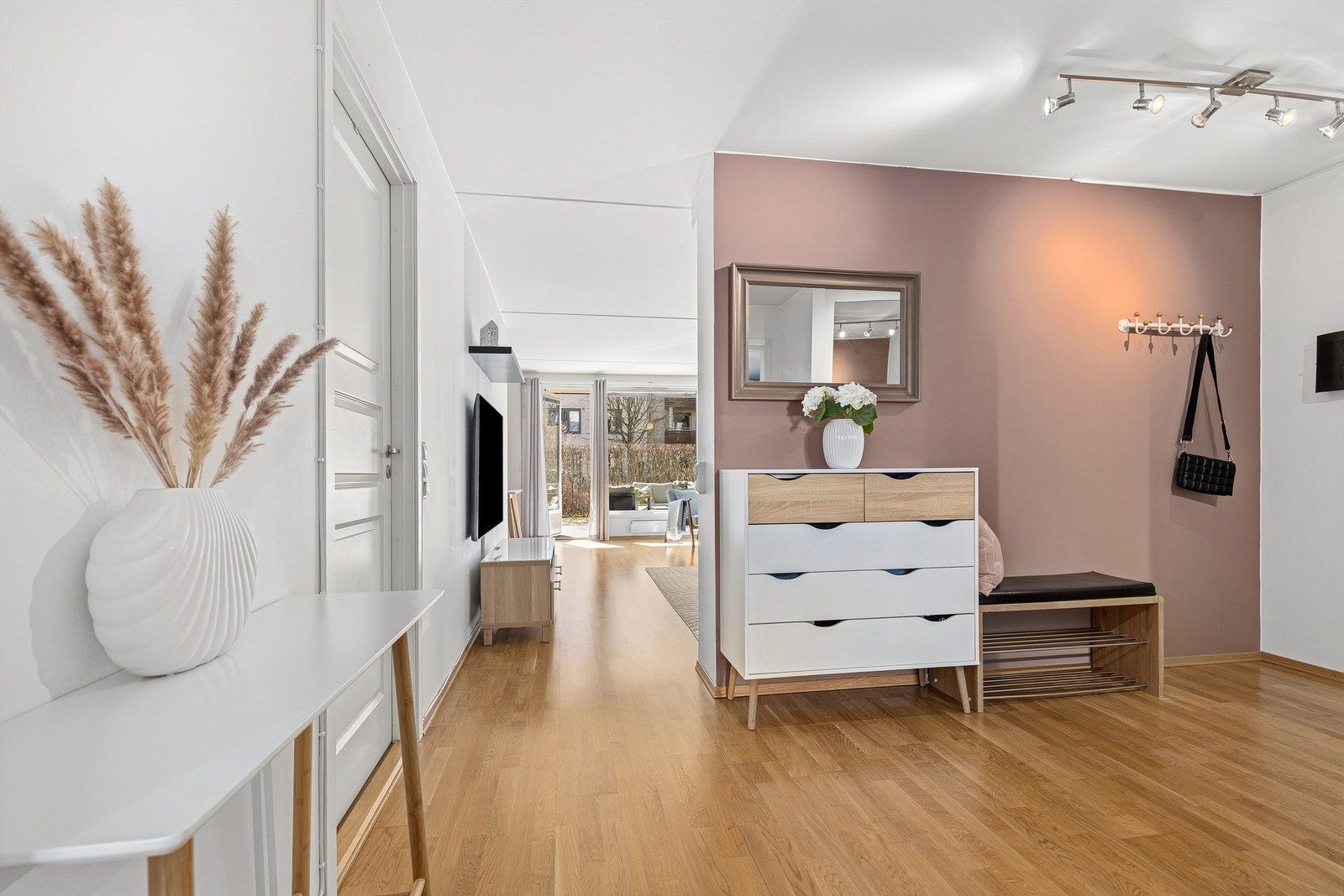 En romslig entré ønsker velkommen og gir et godt førsteinntrykk. Galleribilde