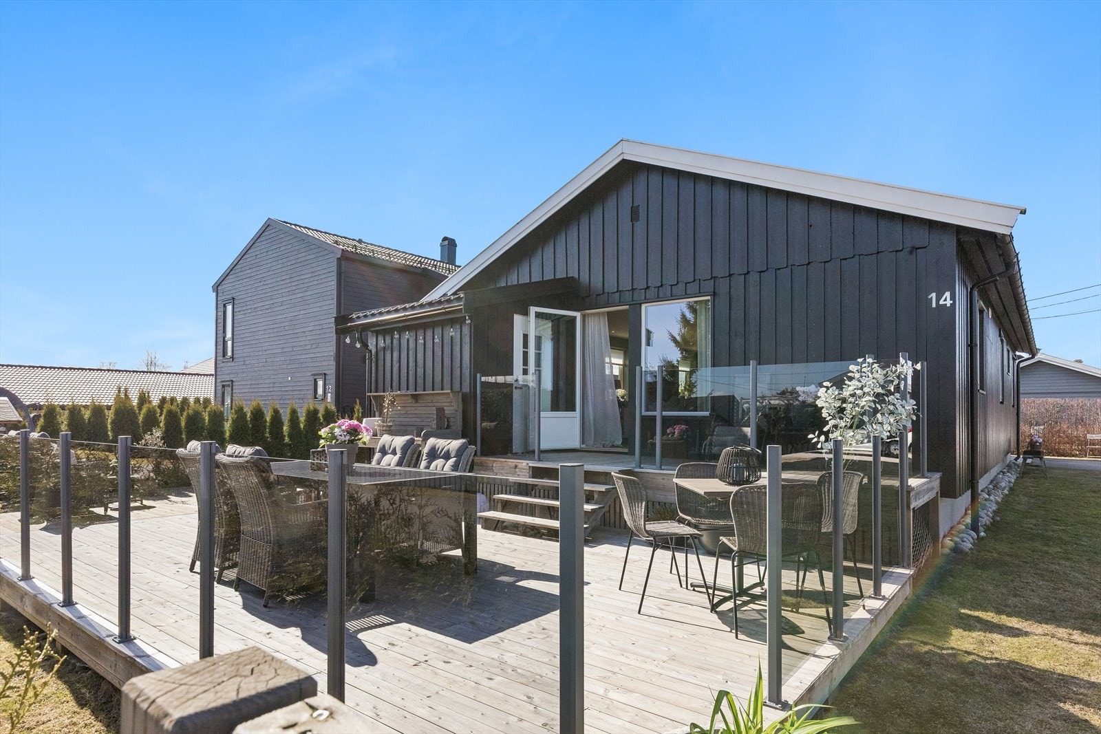 Fra stuen er det utgang til romslig terrasse med glassrekkverk. Galleribilde
