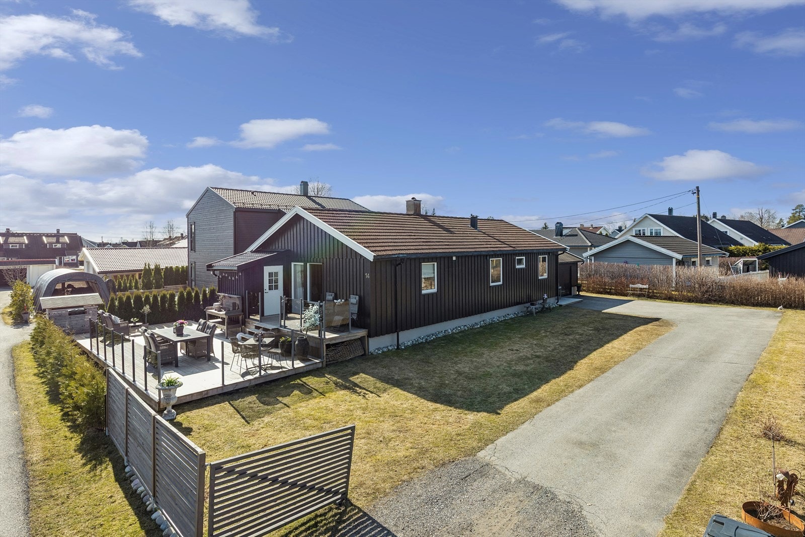 Boligen er nymalt og opparbeidet ute med romslig terrasse. Port inn til eiendommen. Galleribilde