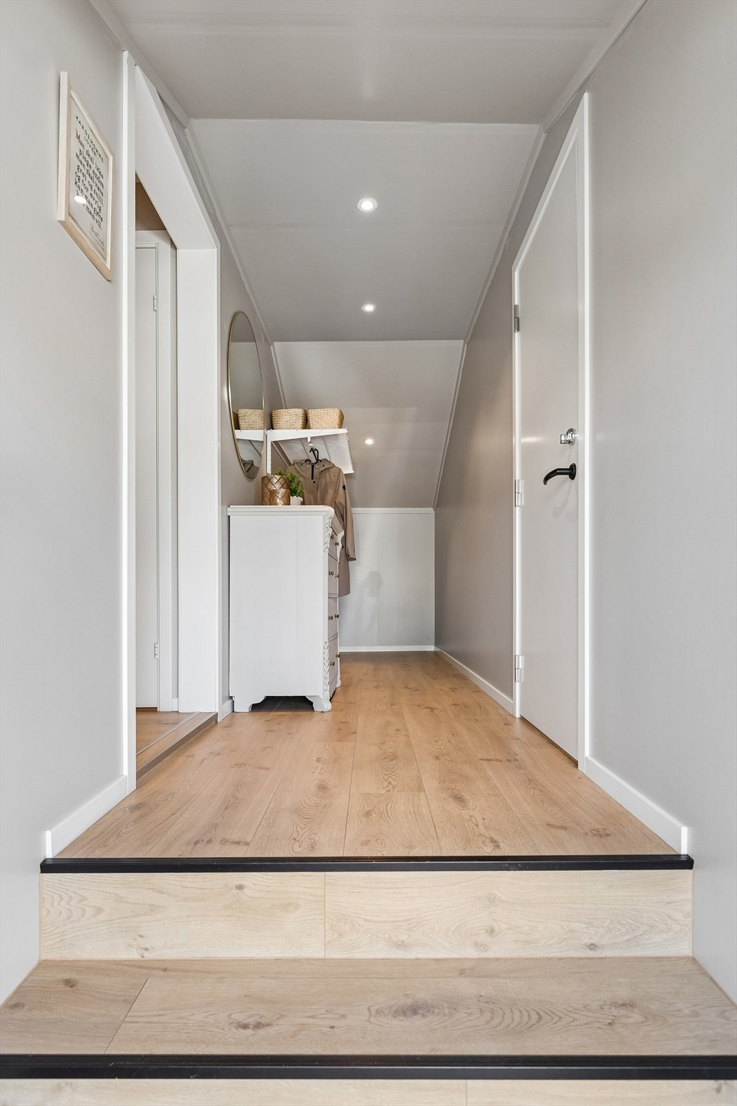 Trapp fra inngansdøren og inn til entre hvor det er plass til yttertøy og sko. Galleribilde