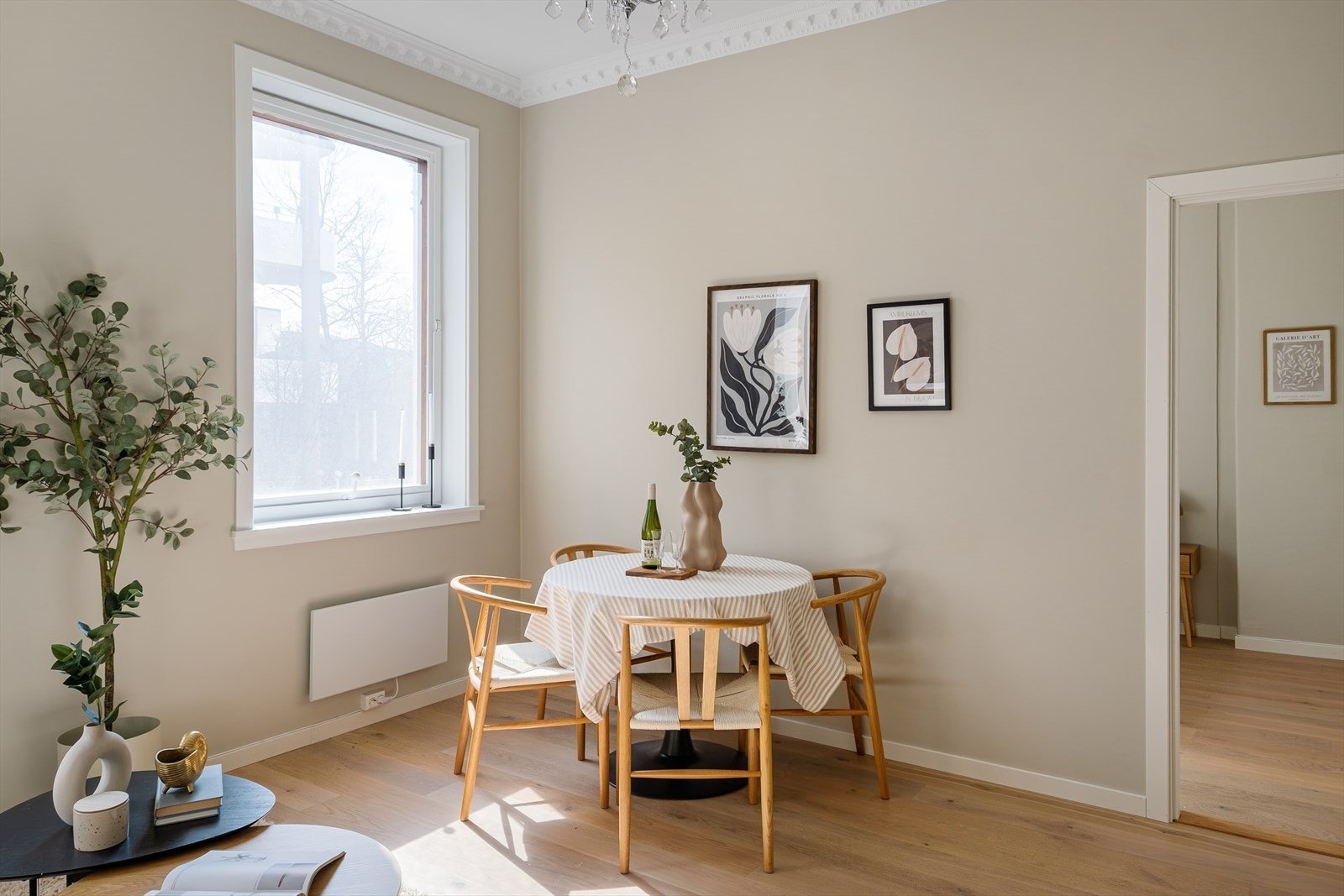 Det er generøs takhøyde på 3.02 m i stuen som skaper en god romfølelse Galleribilde