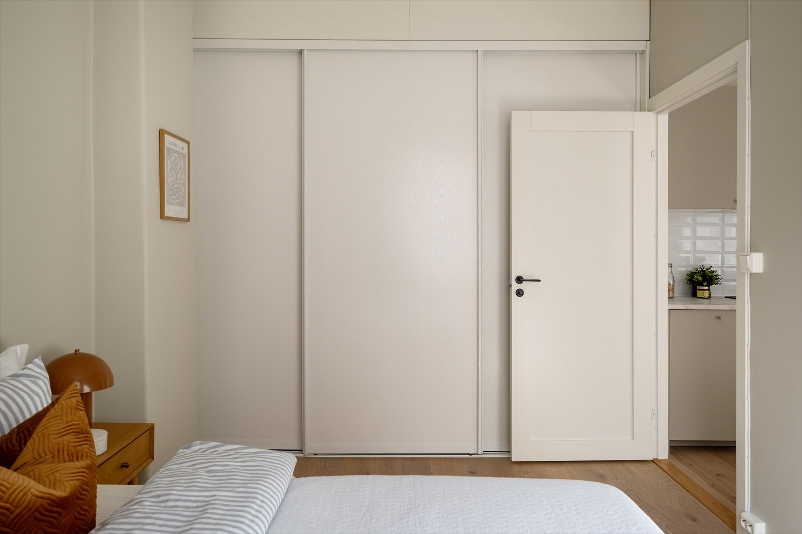 Soverom er innredet med praktisk skyvedørsgarderobe for optimal oppbevaring Galleribilde