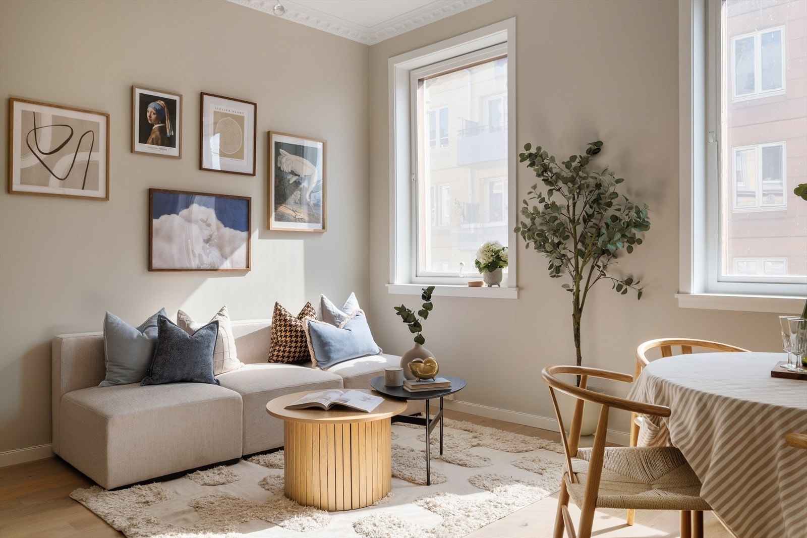 Leiligheten oppleves lys og luftig med store vindusflater som slipper inn rikelig med dagslys Galleribilde