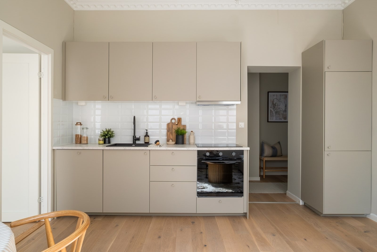 Praktisk kjøkkenløsning i lekker beige med laminert benkeplate med nedfelt koketopp og oppvaskkum av kompositt Galleribilde