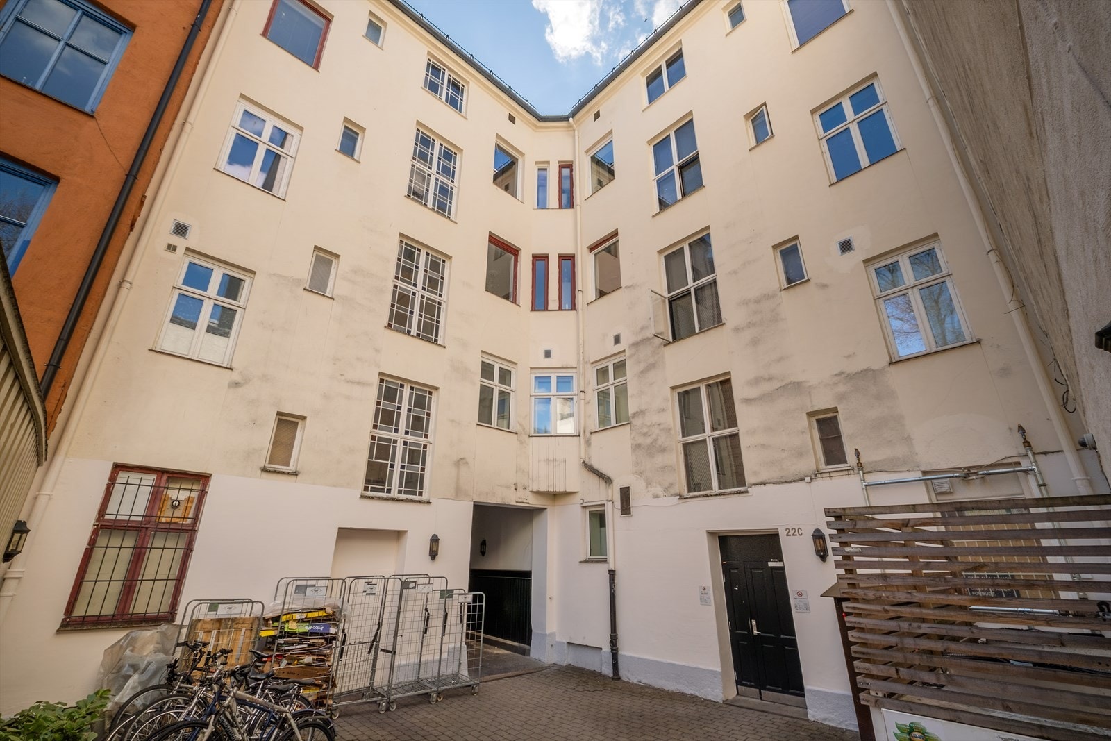 Bakgård med sykkelparkering Galleribilde
