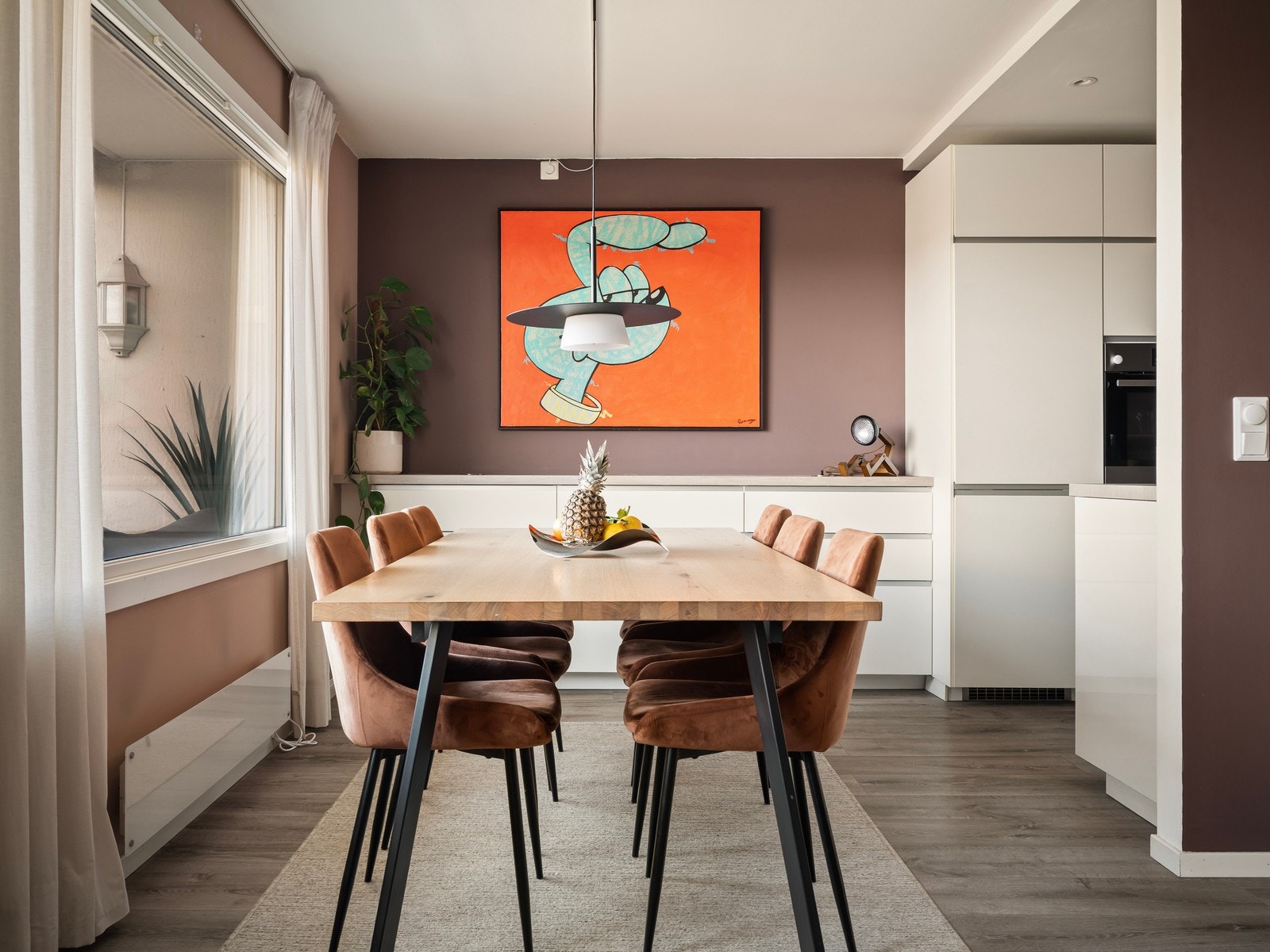 Kjøkkenet har en stilren innredning med glatte fronter og laminat benkeplate som gir et moderne og praktisk uttrykk. Galleribilde