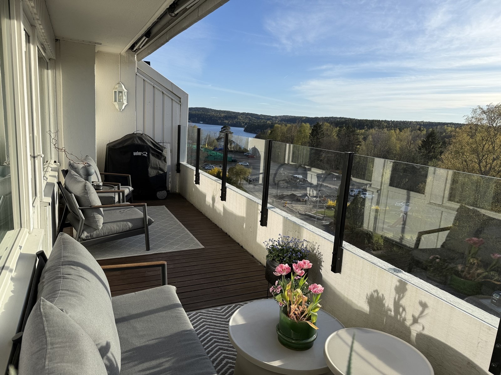 Nedenfor leiligheten er det tennisbane og populær slalåmbakke på vinterstid. Gjersjøen ligger også rett ved. Galleribilde