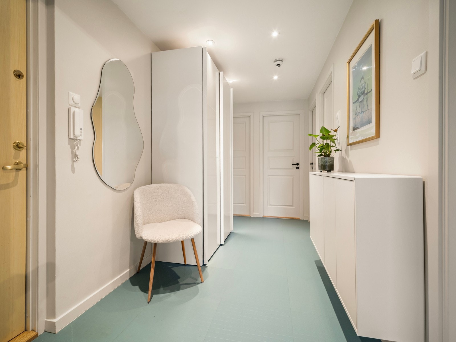 Entréen er lys og luftig med skyvedørsgarderobe som sørger for rikelig med oppbevaringsmuligheter.
Gulvet har gulvbelegg som gjør det enkelt å holde rent. Galleribilde