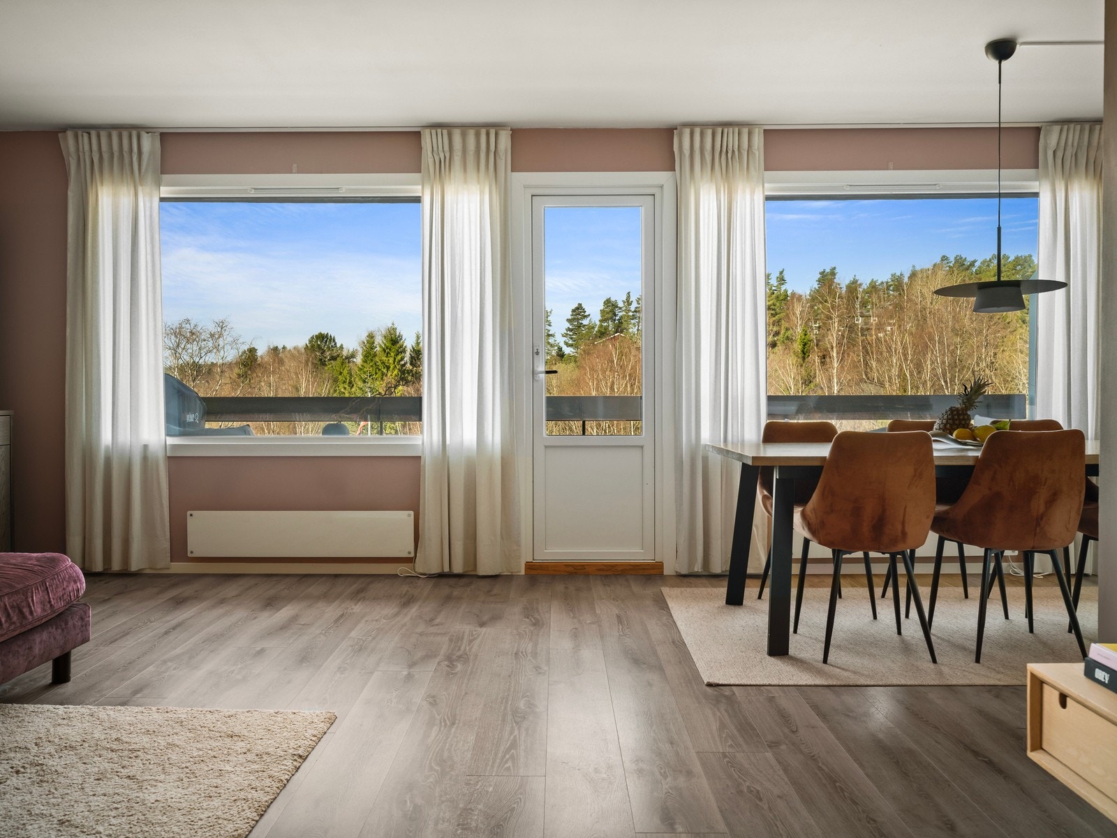 Store vindusflater sørger for rikelig med naturlig lys og skaper en lys og luftig atmosfære. Fra stuen er det utgang til balkongen. Galleribilde