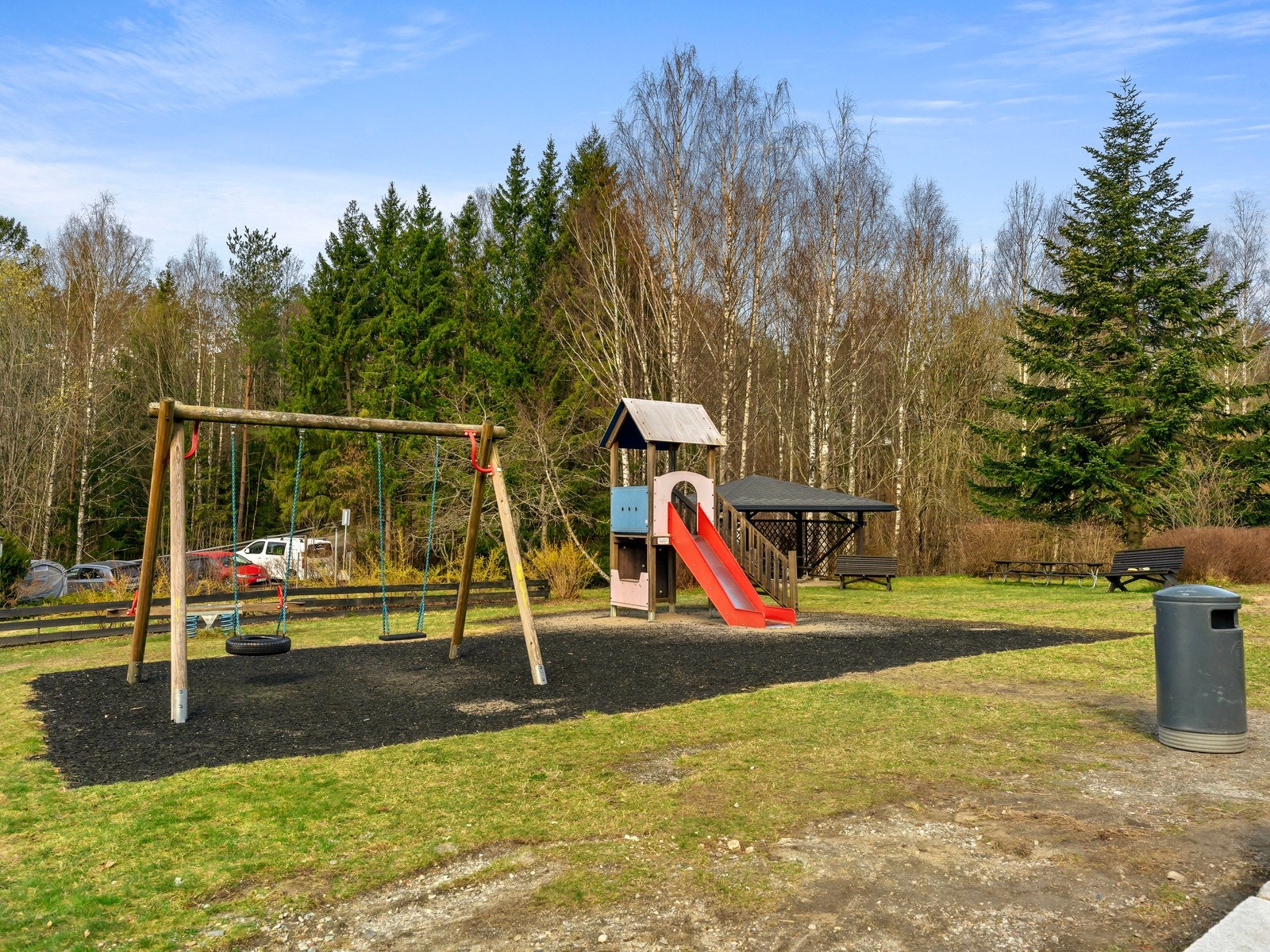 Fellesarealet er stort og har sosiale samlingsplasser som grendehus, lekeplass, grillområde og forskjellige sittegrupper. Galleribilde