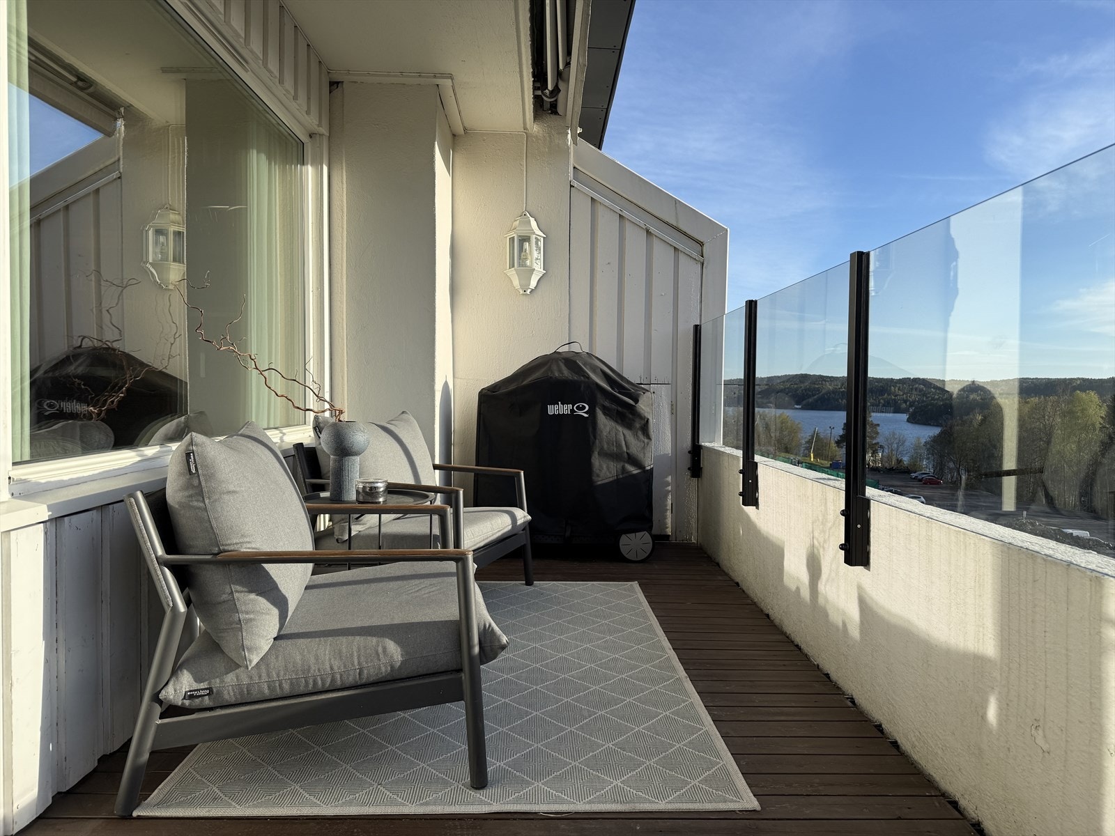 Håndløper på balkongen har nylig blitt oppgradert til glassrekkverk. Galleribilde