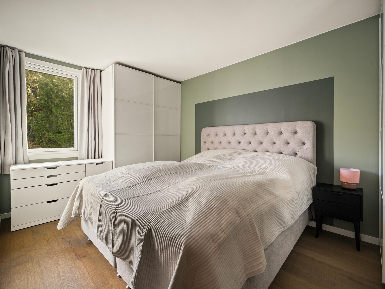 Hovedsoverommet har god plass til dobbeltseng og nattbord.
Skyvedørsgarderobe på begge sider av sengen. Galleribilde