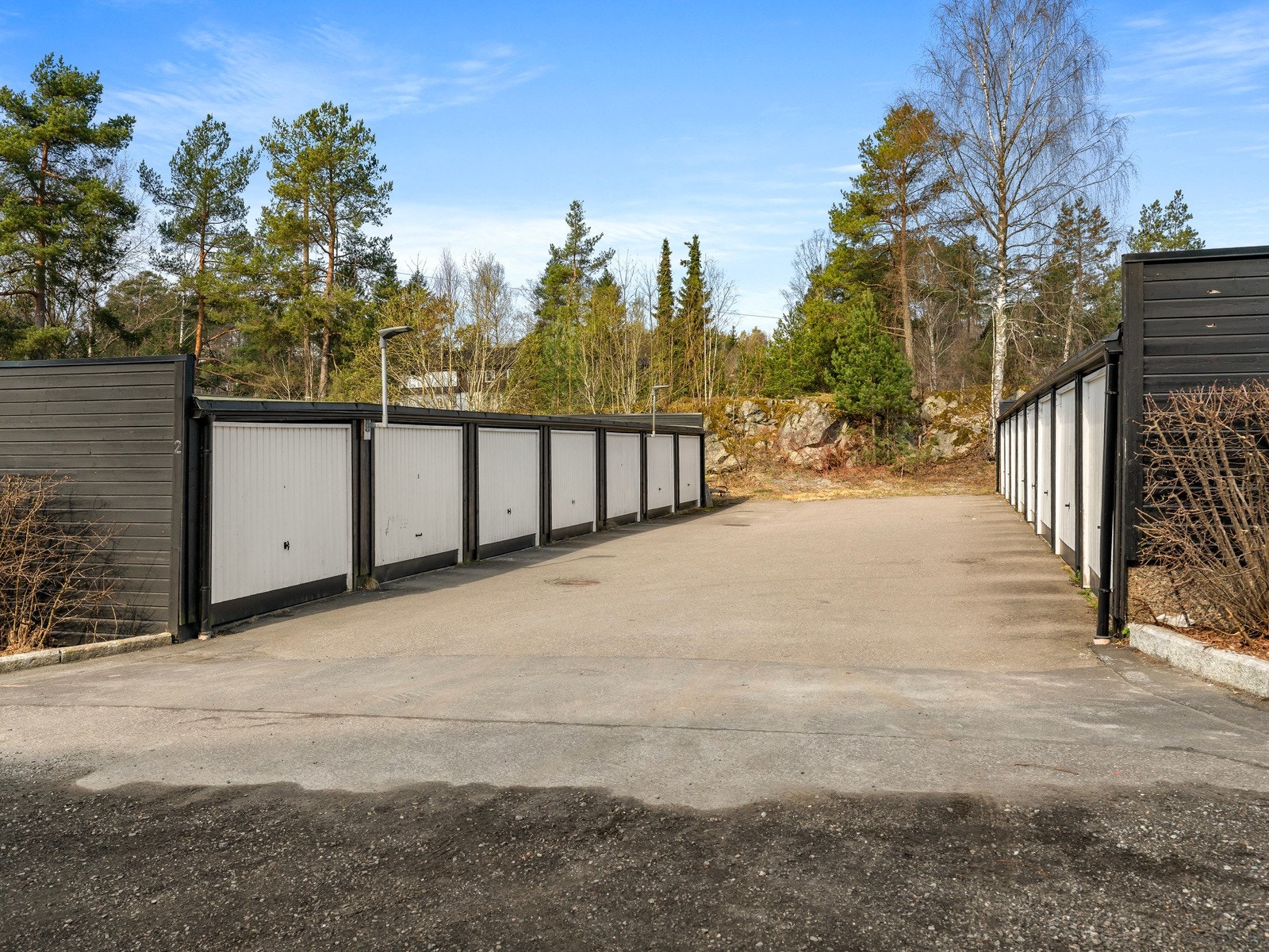 Parkering i garasjerekke med elbillader. Galleribilde