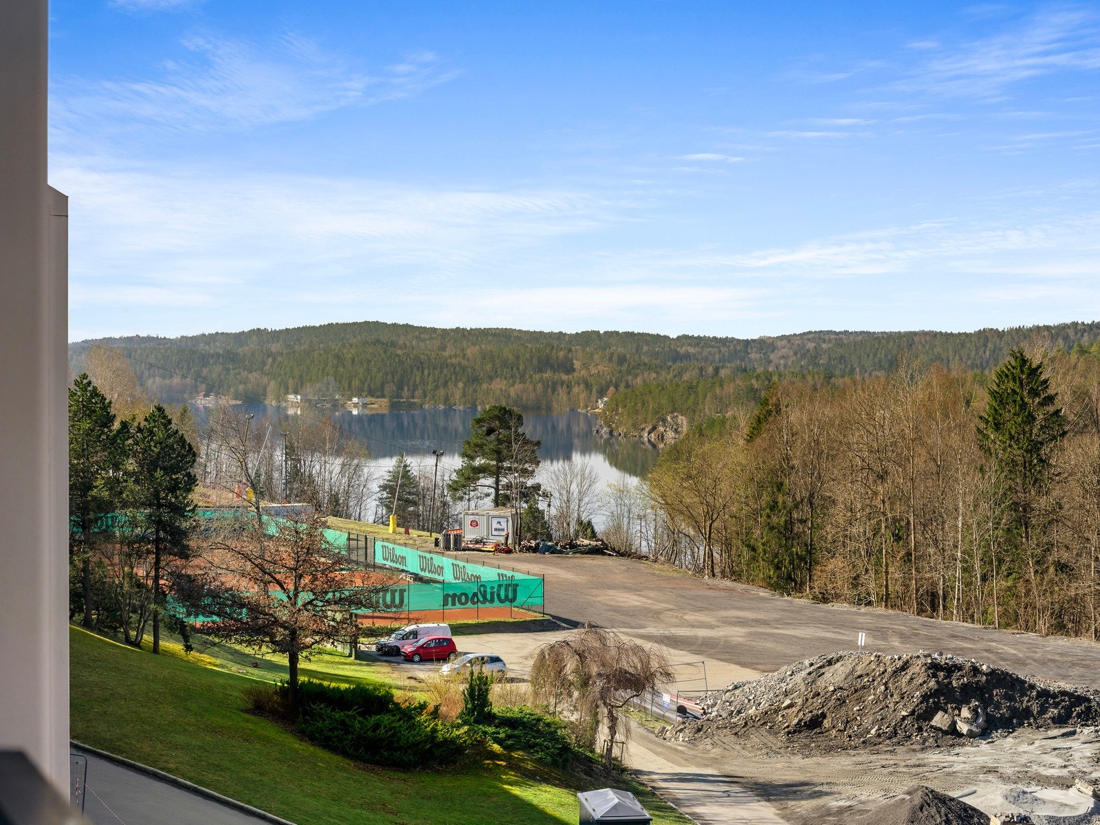 Det er umiddelbar nærhet til Gjersjøen med bade- og fiskemuligheter. Fine grøntarealer i sameiet med sittebenker og beplantning. Galleribilde