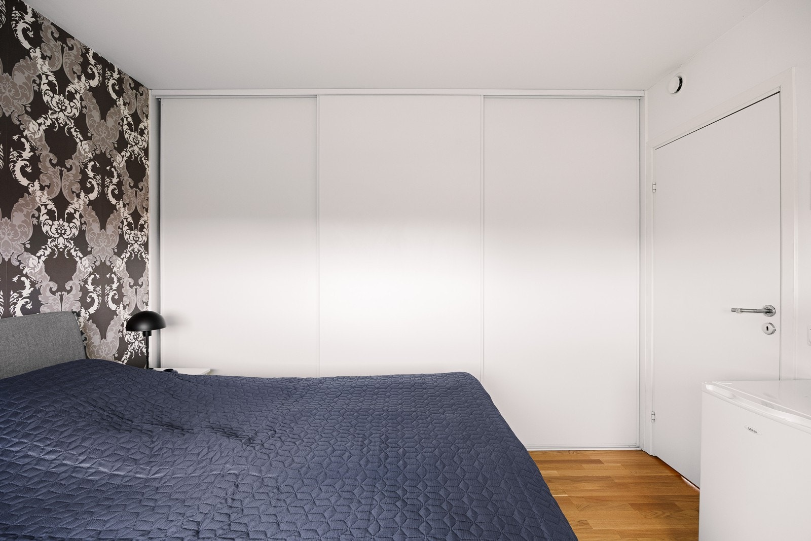 Her har man en stor og praktisk skyvedørsgarderobe som ikke tar av arealet. Galleribilde
