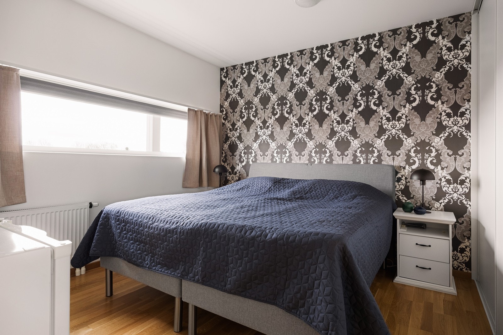 Hoved soverommet har plass til en stor dobbelseng. De horisontale vinduene tilbyr et moderne og elegant uttrykk Galleribilde