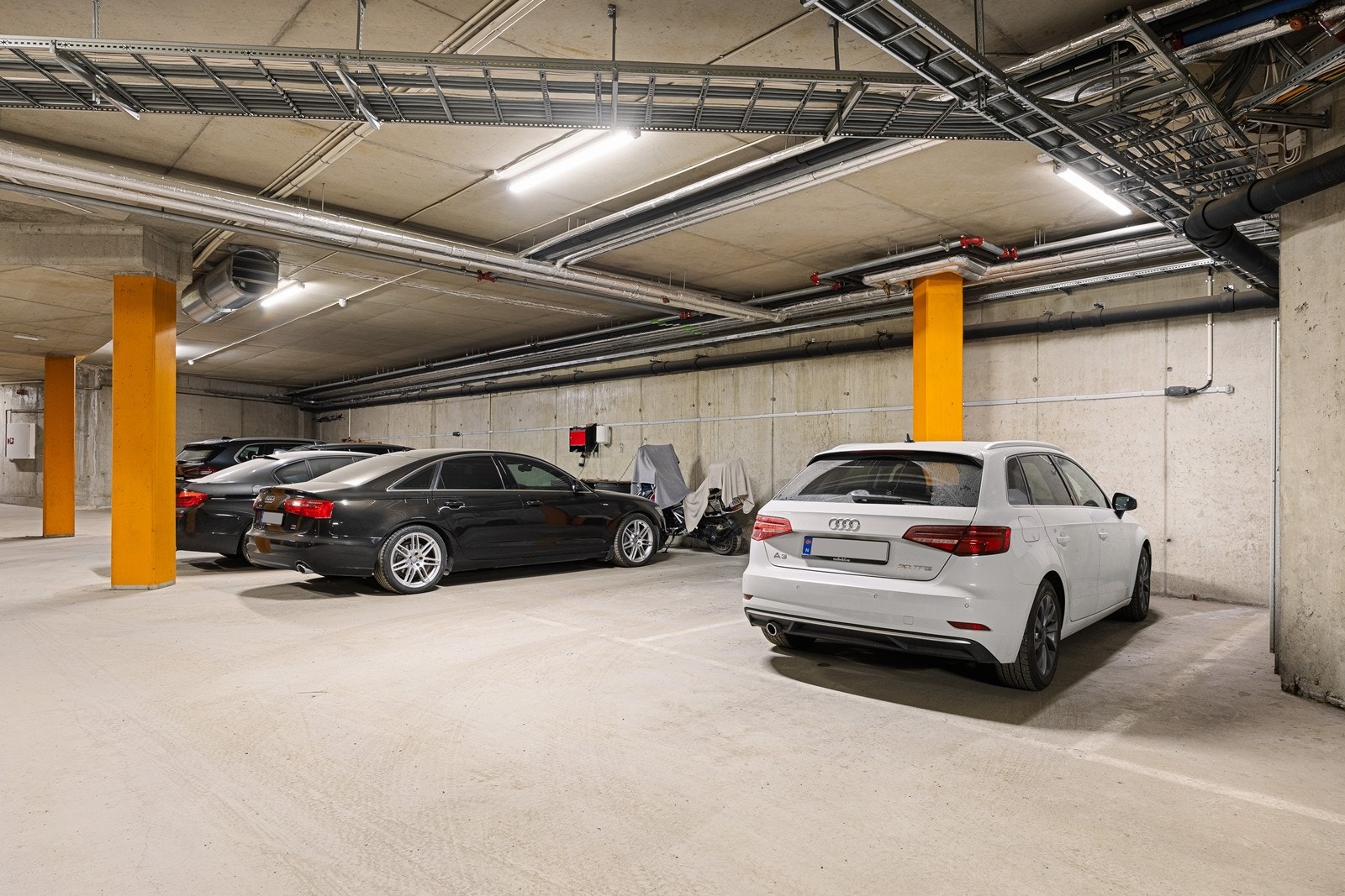 Sameiet har parkeringsgarasje. Det følger med 1 parkeringsplass ved handelen. Galleribilde