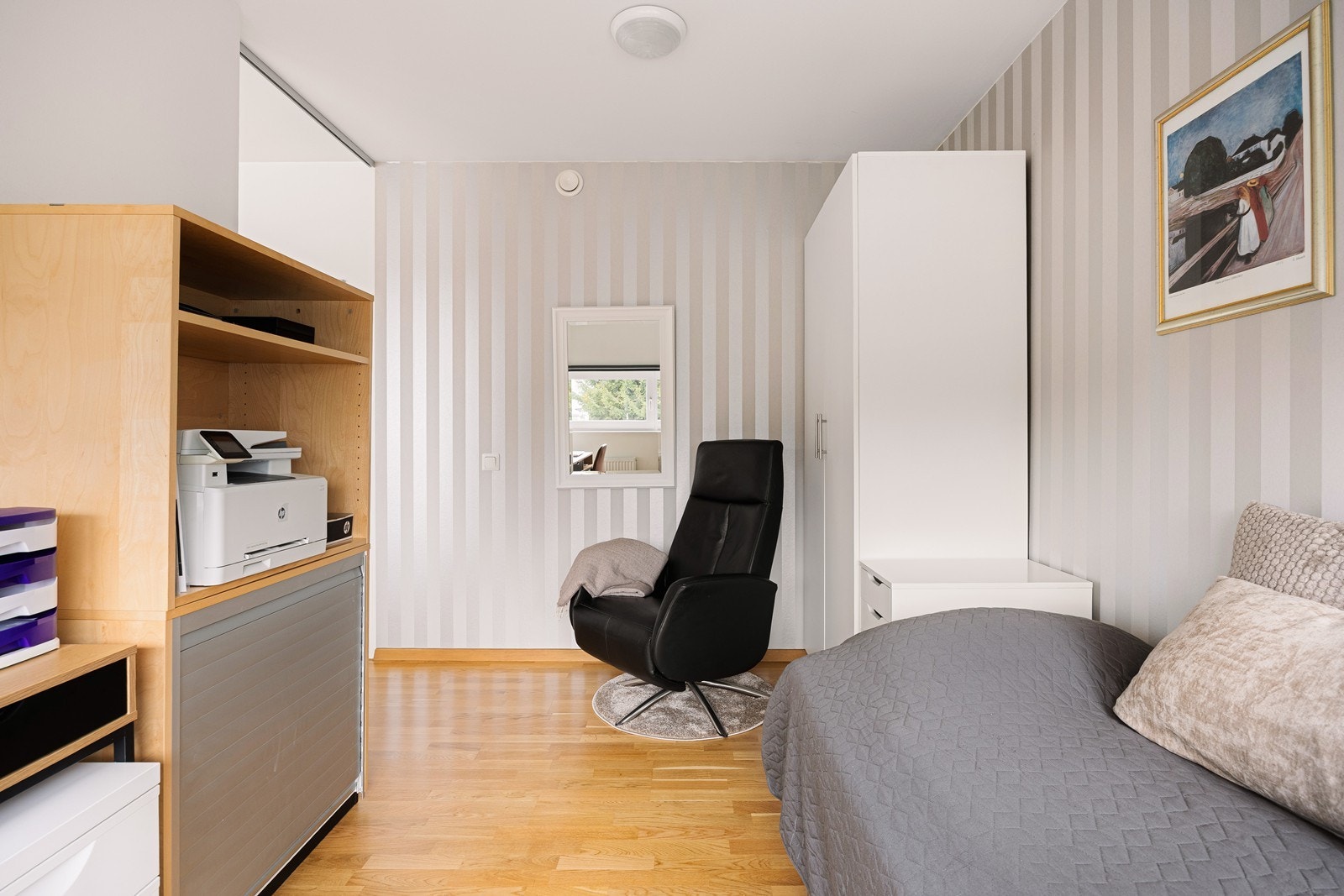 Her har man god plass til å møblere med både seng, garderobe og arbeidsplass Galleribilde