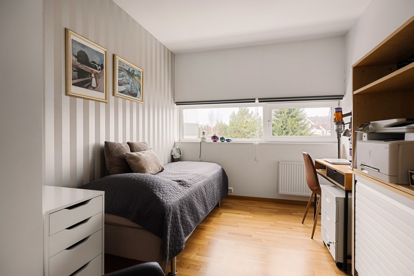 Soverommet har to gode vinduer som slipper inn rikelig med naturlig lys. Galleribilde
