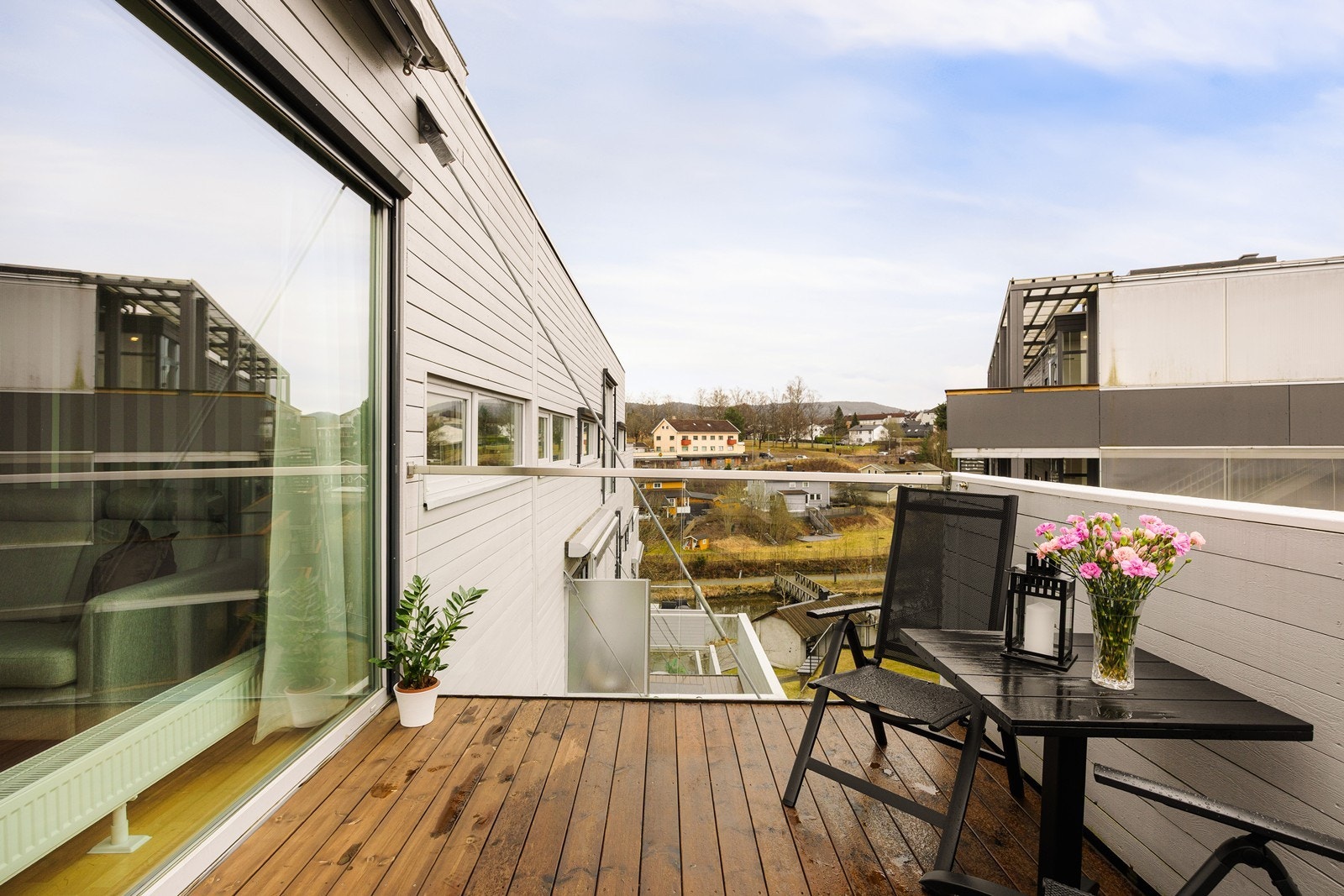 Balkongen ligger i topp etasjen- noe som gjør at man har et mer åpent og luftig utsyn. Galleribilde