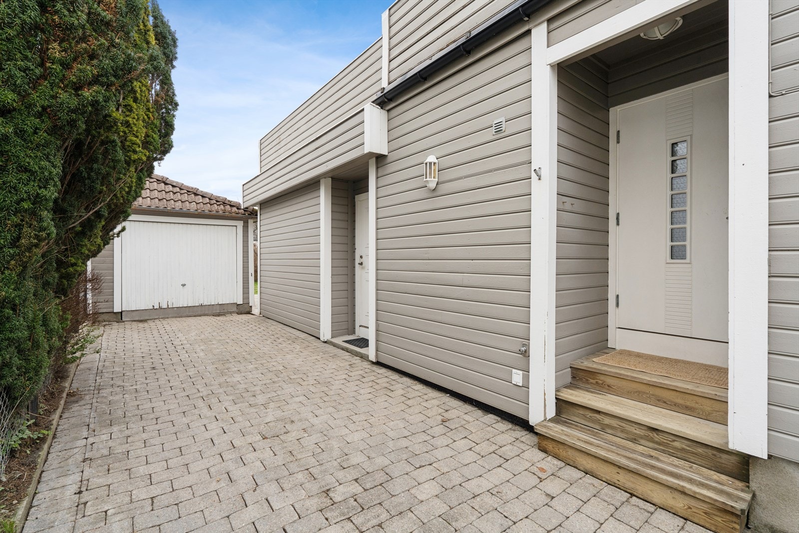Eiendommen disponerer en garasje på 27 m². Det er også biloppstillingsplass på egen gårdsplass. Galleribilde