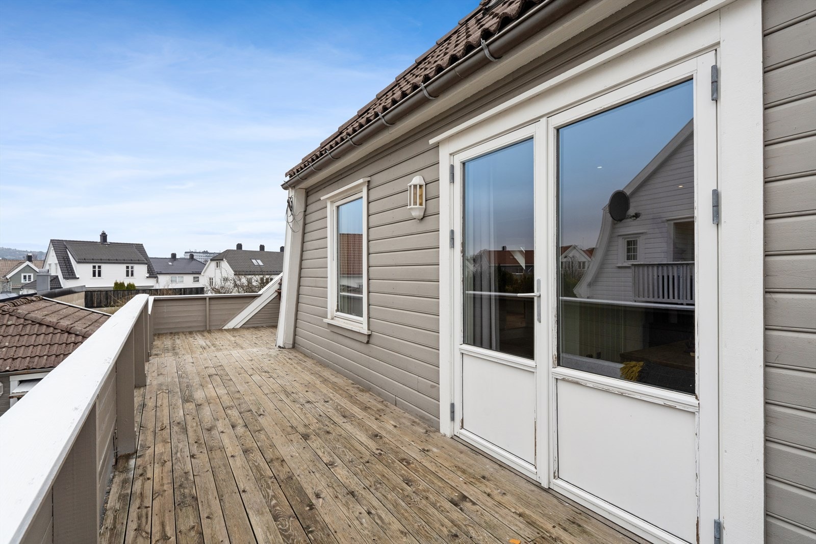 Fra loftstuen er det utgang til en terrasse på ca. 30 m², oppført i 2005. Galleribilde