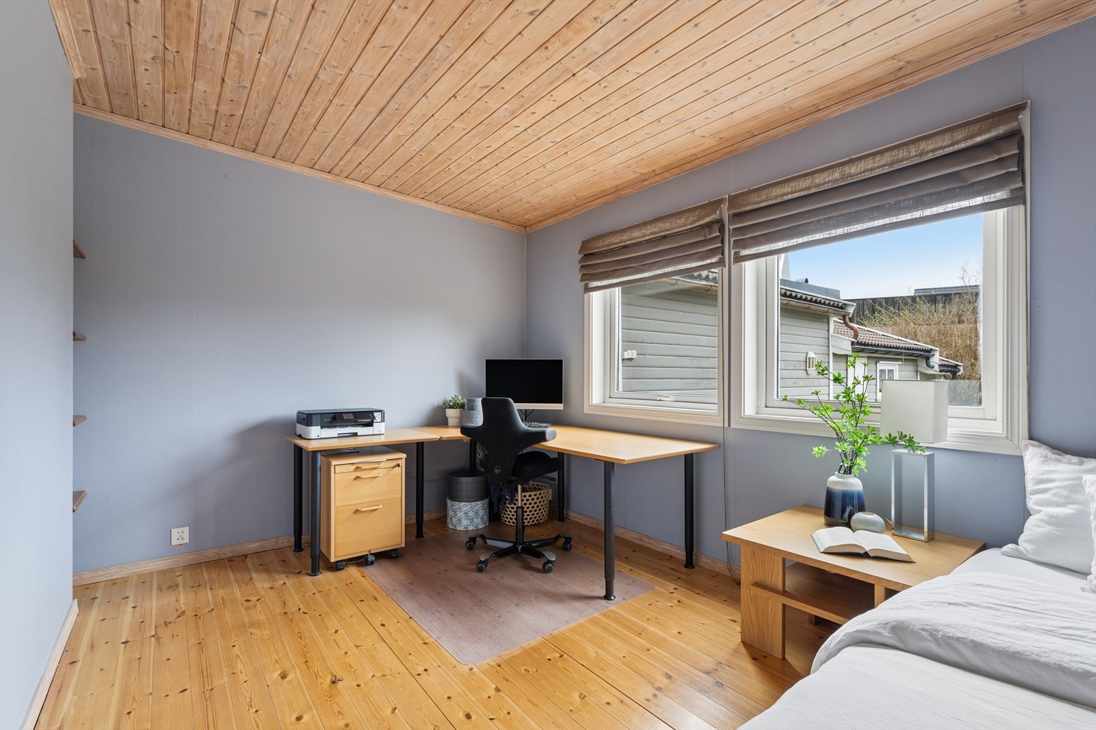 Soverommet er lyst og har god plass til både seng og kontorpult. Galleribilde