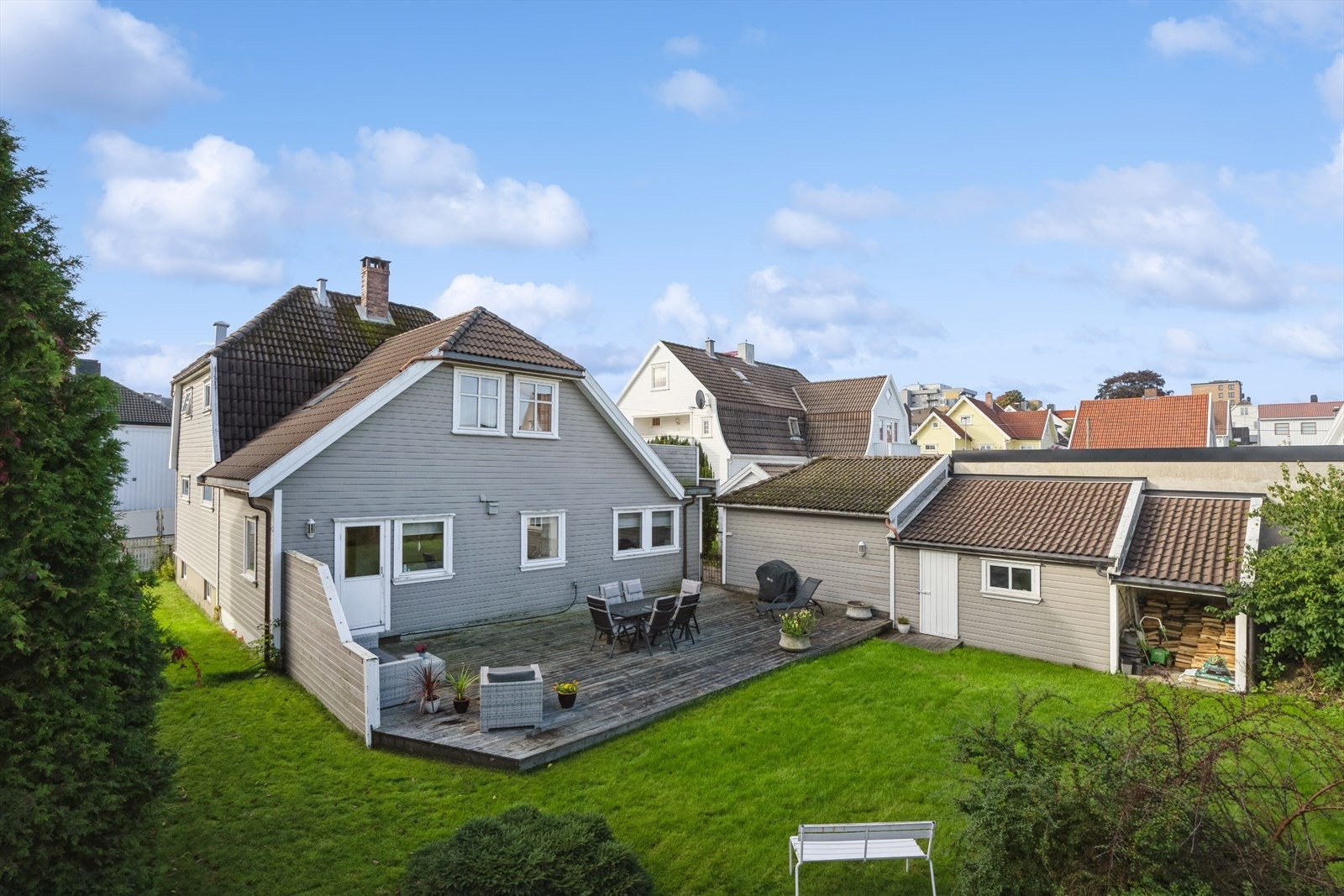 Eiendommen har en sjelden, usjenert hage med en stor terrasse på 65 m² og gode solforhold. Galleribilde