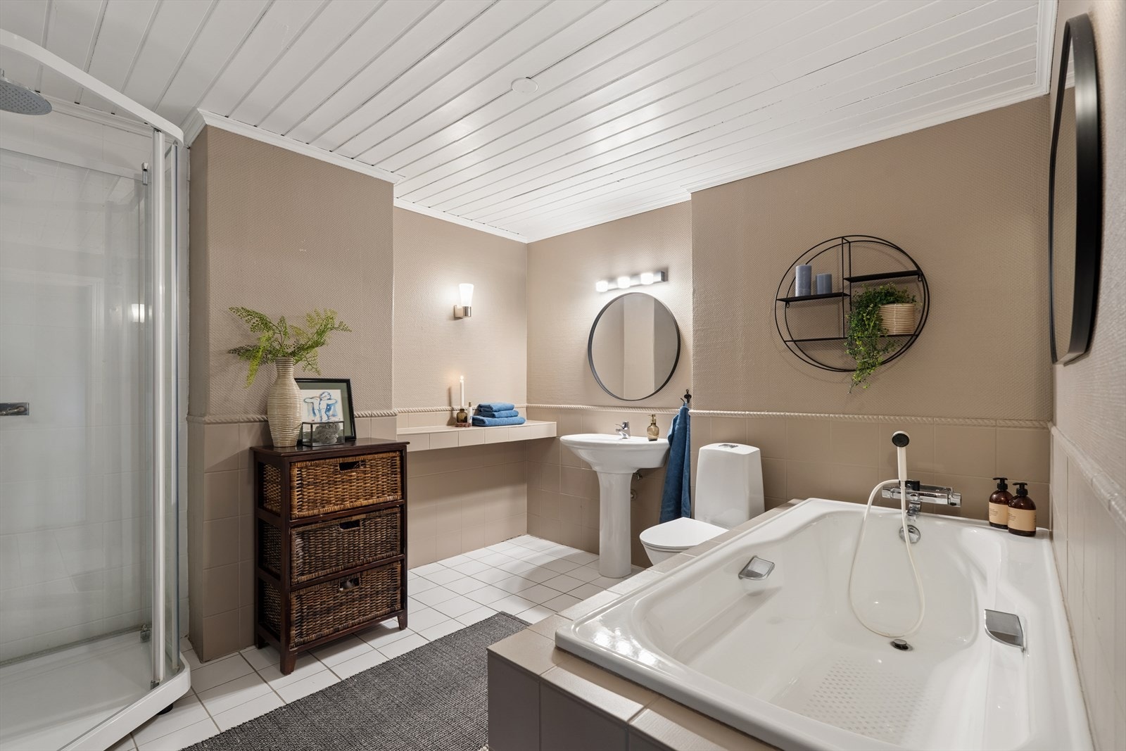 Badet i første etasje har både dusjkabinett og badekar. Det er varmekabler i gulvet. Galleribilde