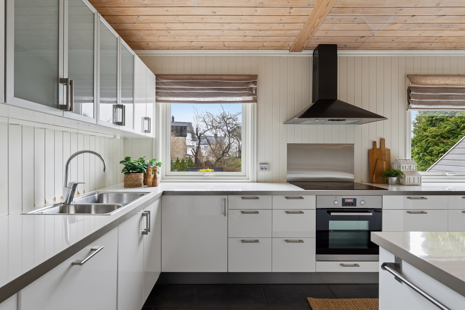 Kjøkkeninnredningen fra Ikea ble montert i 2005 og har laminerte fronter og benkeplate. Galleribilde