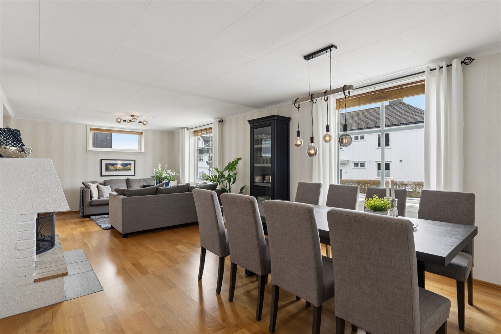Stuen er romslig og har plass til både en stor sofagruppe og spisebord for sosiale sammenkomster. Galleribilde