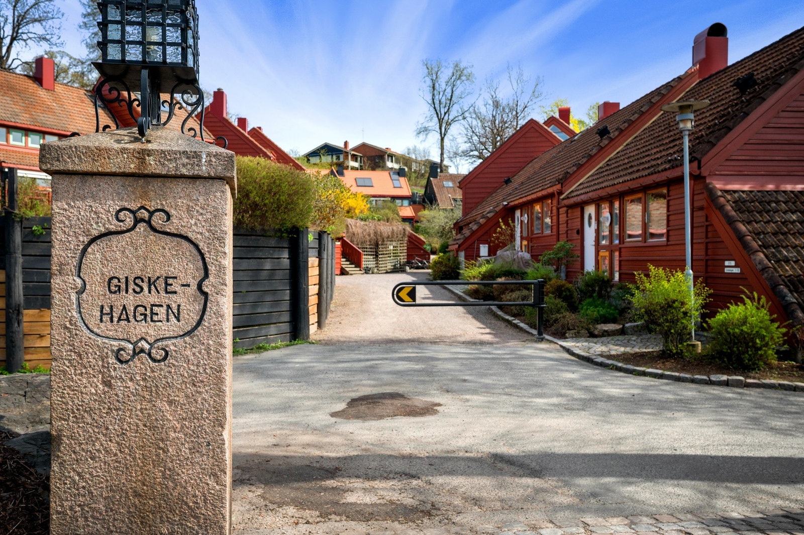 Adkomsten til strøket er via ærverdige portstolper i stein fra
forrige århundre, som underbygger stemningen og den intime landsbyfølelsen. Galleribilde