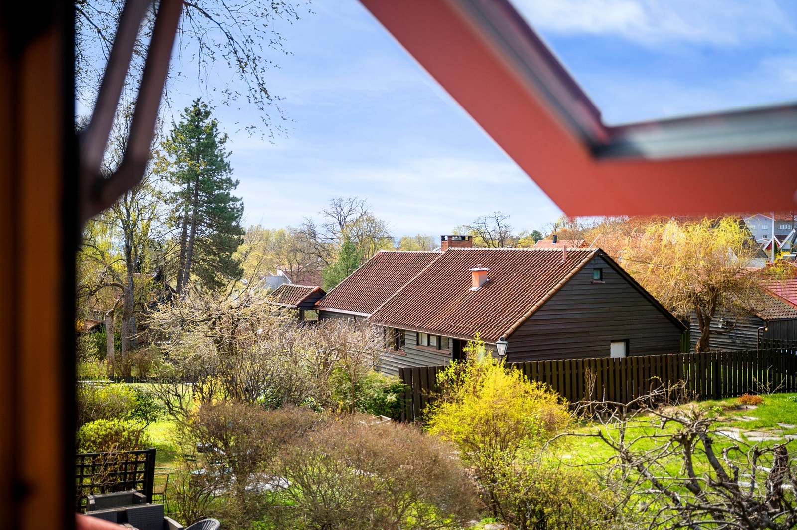 Huset omkranses av mye grønt og ligger i en unik grend, med idyllisk landsbyfølelse og prisbelønt arkitektur, tegnet av Niels Torp Arkitekter. Galleribilde