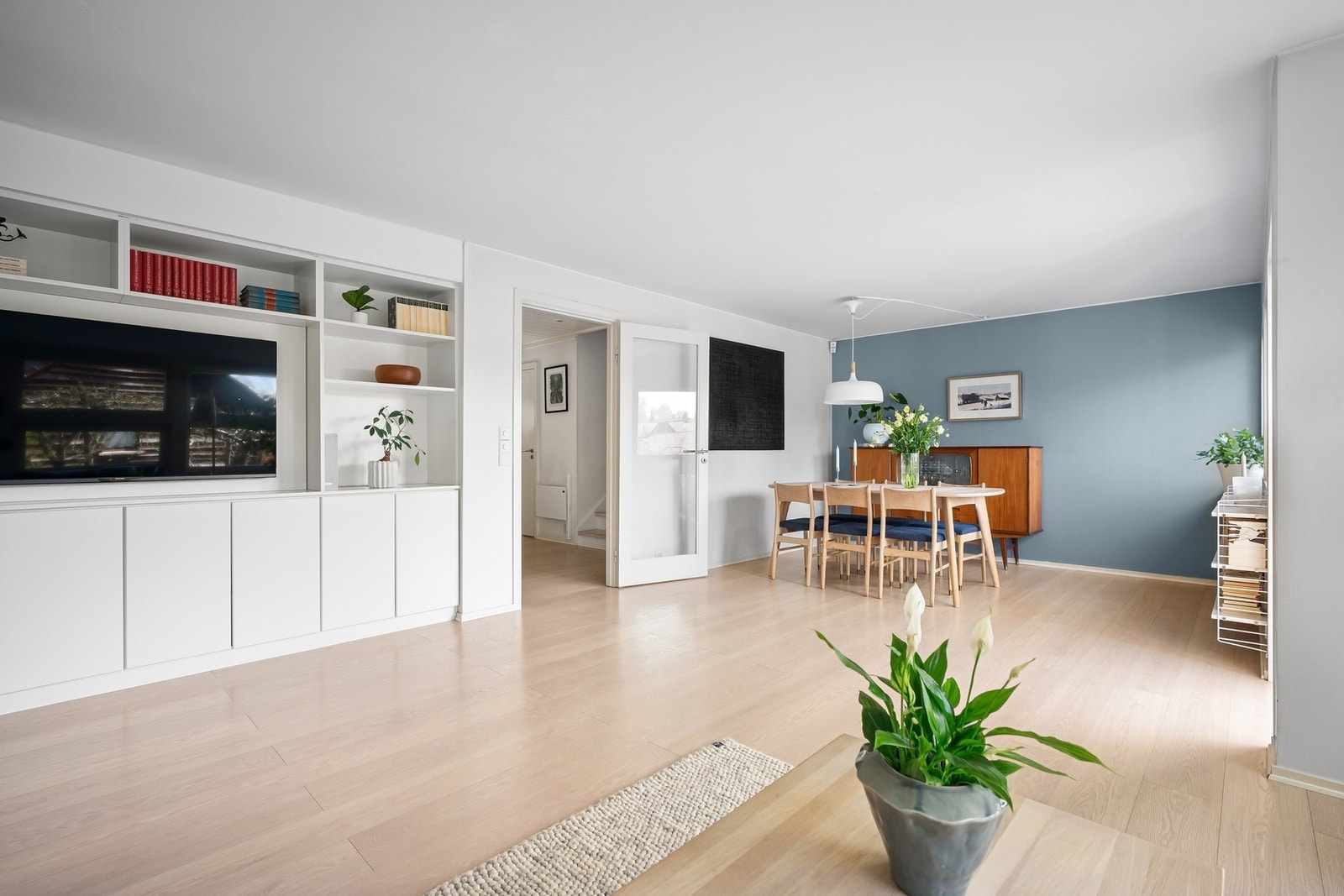 Veggflatene er malt i hvitt og dempet blått. Galleribilde